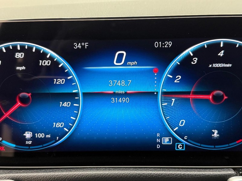 Mercedes-Benz GLB Vehicle Image 16