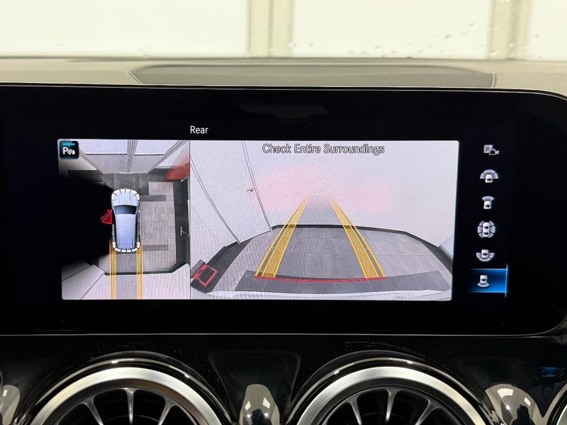 Mercedes-Benz GLB Vehicle Image 17