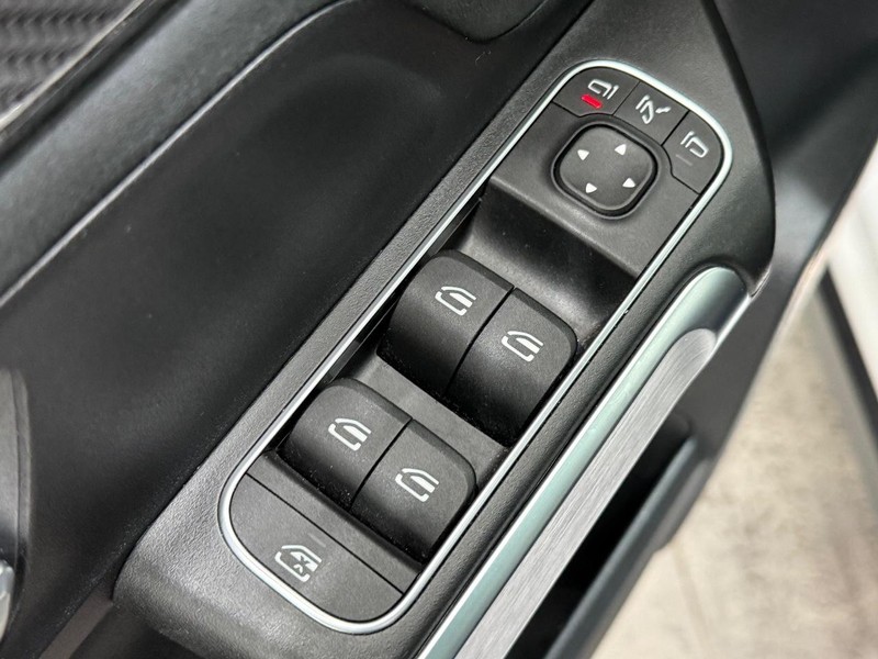 Mercedes-Benz GLB Vehicle Image 19