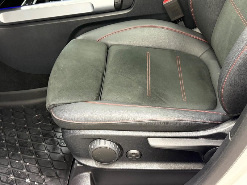 Mercedes-Benz GLB Vehicle Image 20