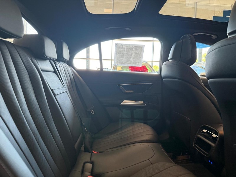 Mercedes-Benz E-Class Vehicle Image 9