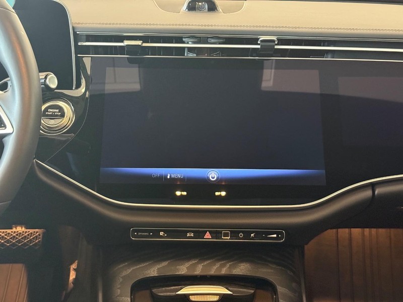 Mercedes-Benz E-Class Vehicle Image 11