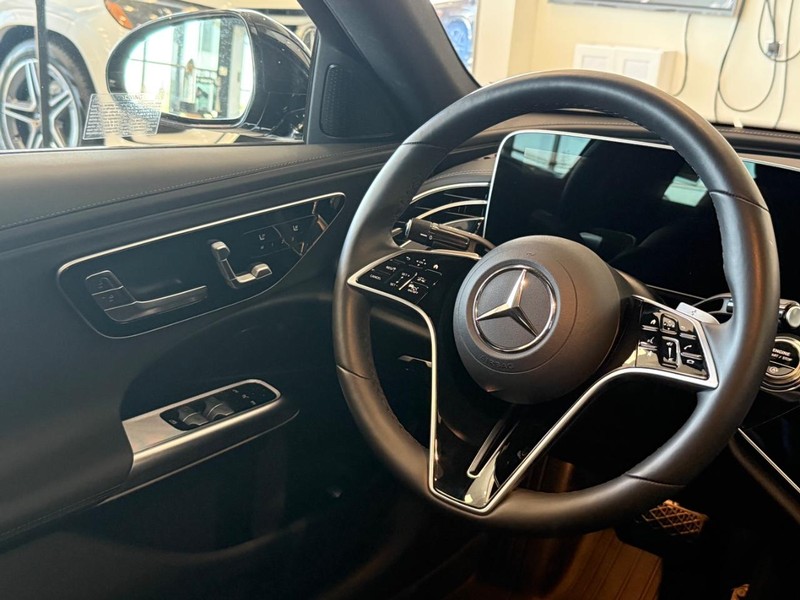 Mercedes-Benz E-Class Vehicle Image 12