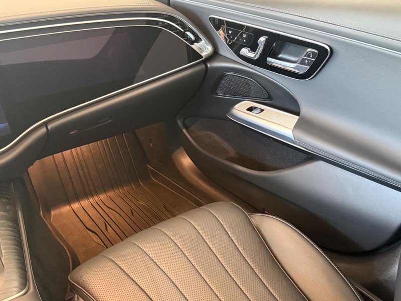 Mercedes-Benz E-Class Vehicle Image 13