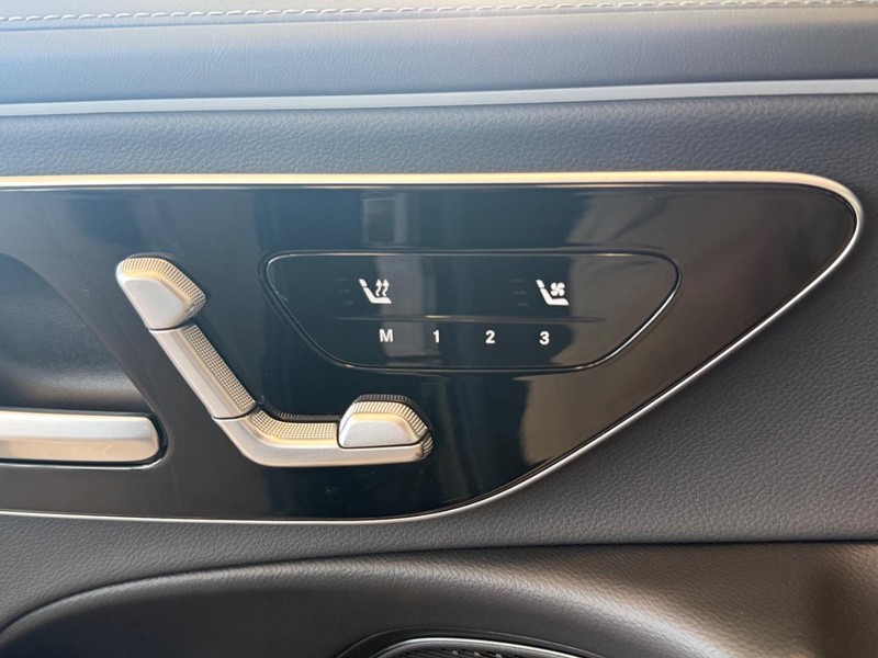 Mercedes-Benz E-Class Vehicle Image 14