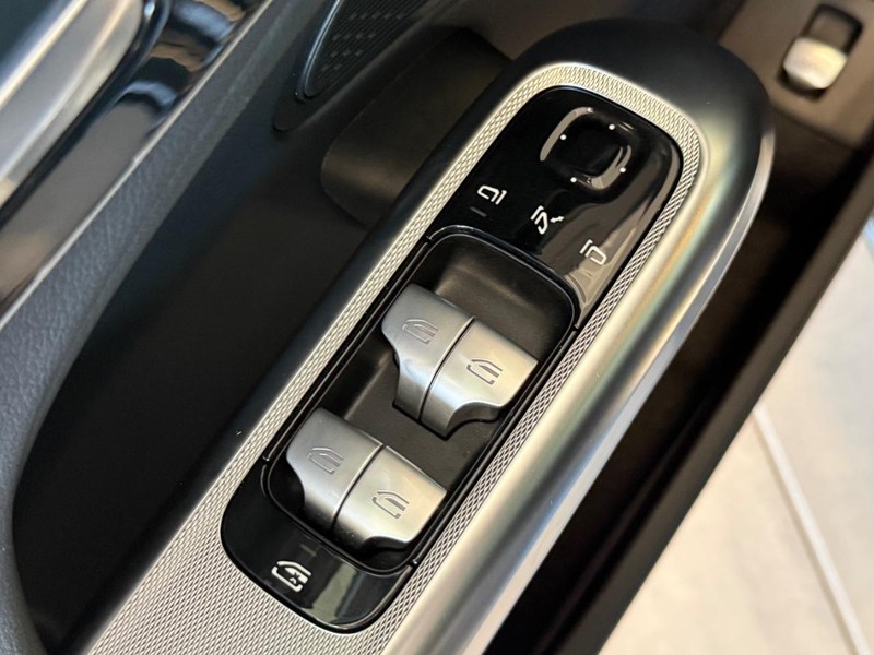 Mercedes-Benz E-Class Vehicle Image 18