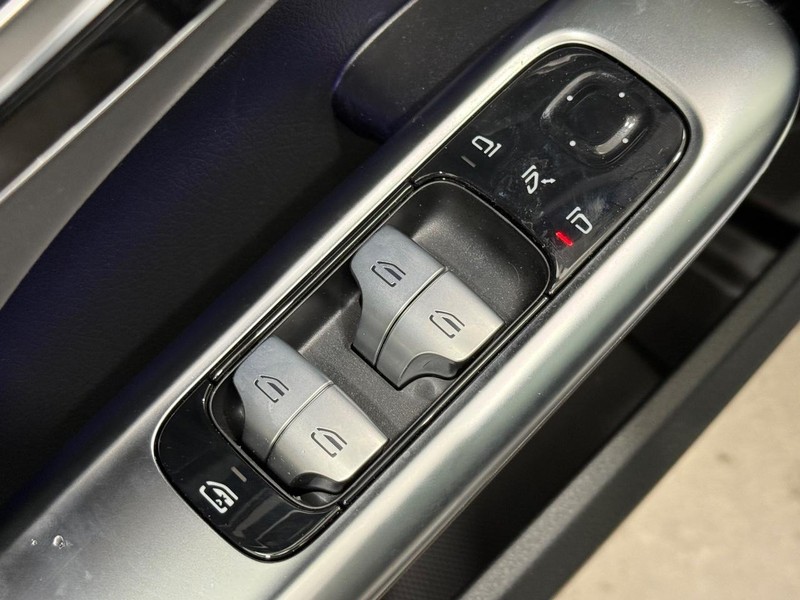 Mercedes-Benz C-Class Vehicle Image 15