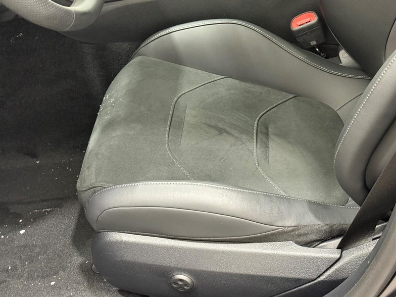 Mercedes-Benz C-Class Vehicle Image 16