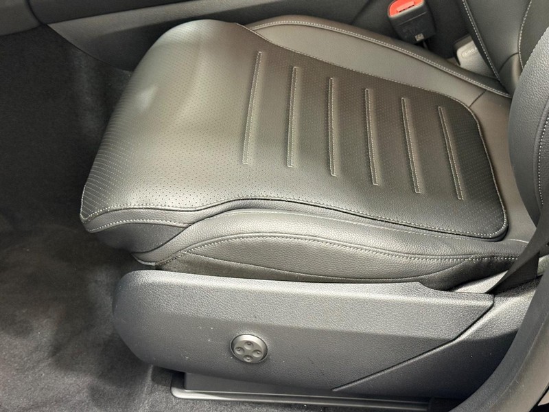 Mercedes-Benz GLC Vehicle Image 16