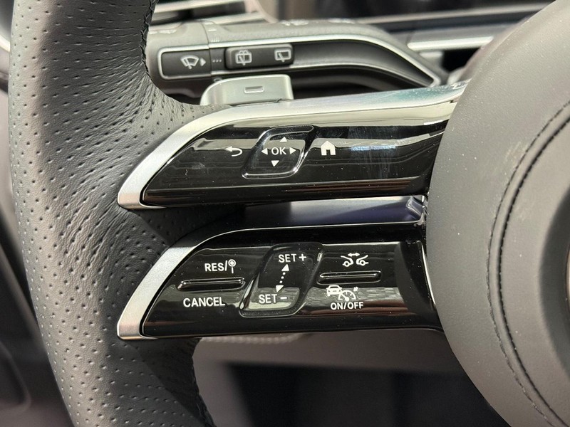 Mercedes-Benz GLS Vehicle Image 11