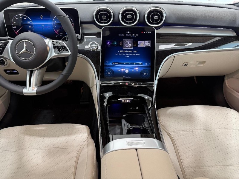 Mercedes-Benz C-Class Vehicle Image 6