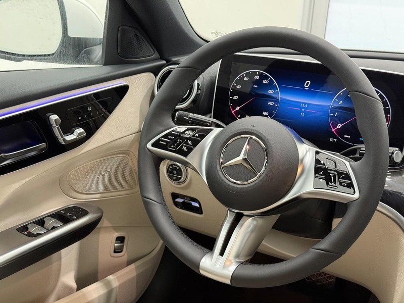 Mercedes-Benz C-Class Vehicle Image 8