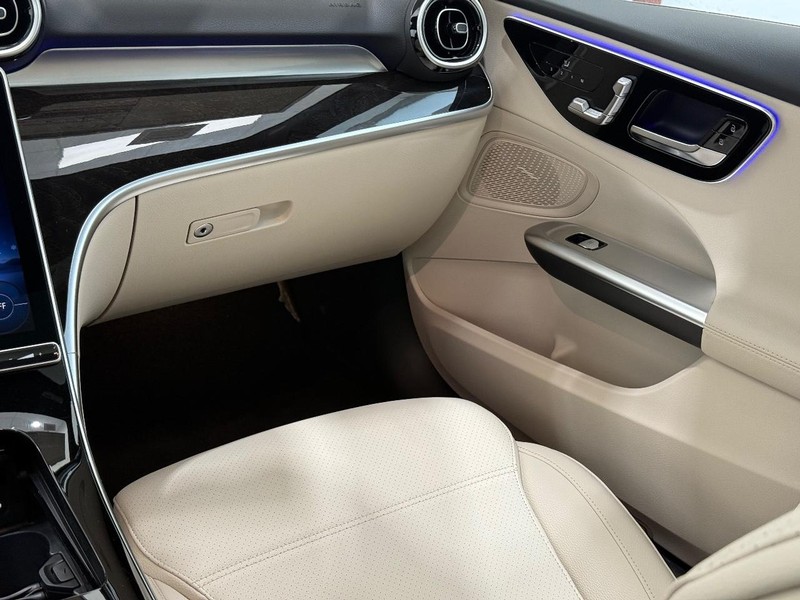 Mercedes-Benz C-Class Vehicle Image 9