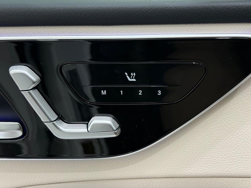 Mercedes-Benz C-Class Vehicle Image 10
