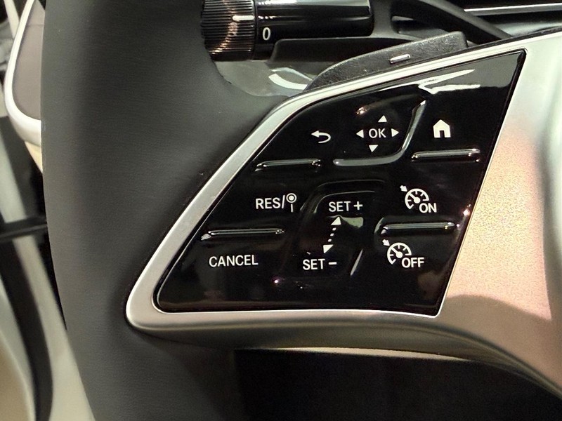 Mercedes-Benz C-Class Vehicle Image 11