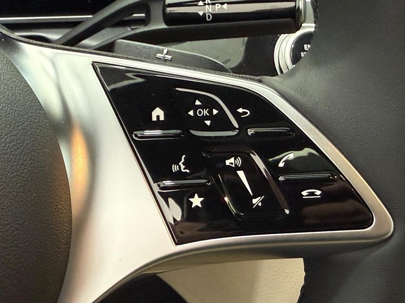 Mercedes-Benz C-Class Vehicle Image 12