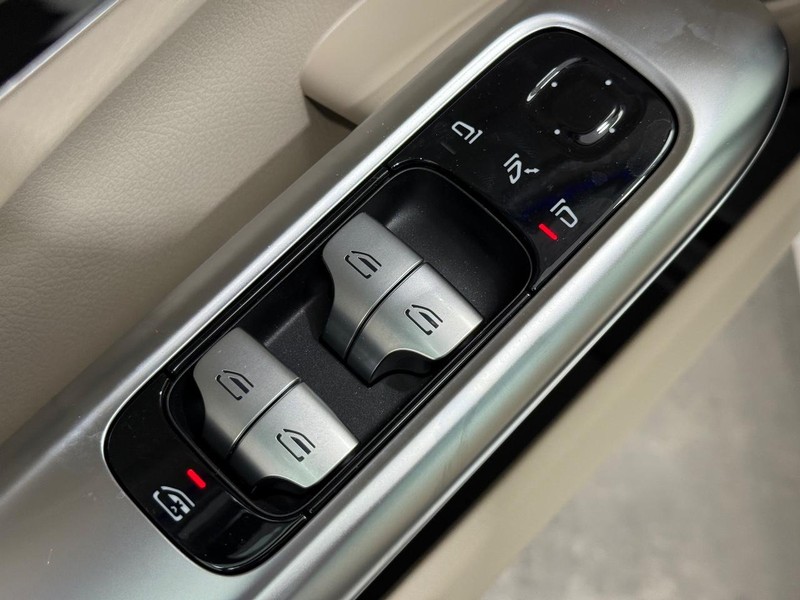 Mercedes-Benz C-Class Vehicle Image 15