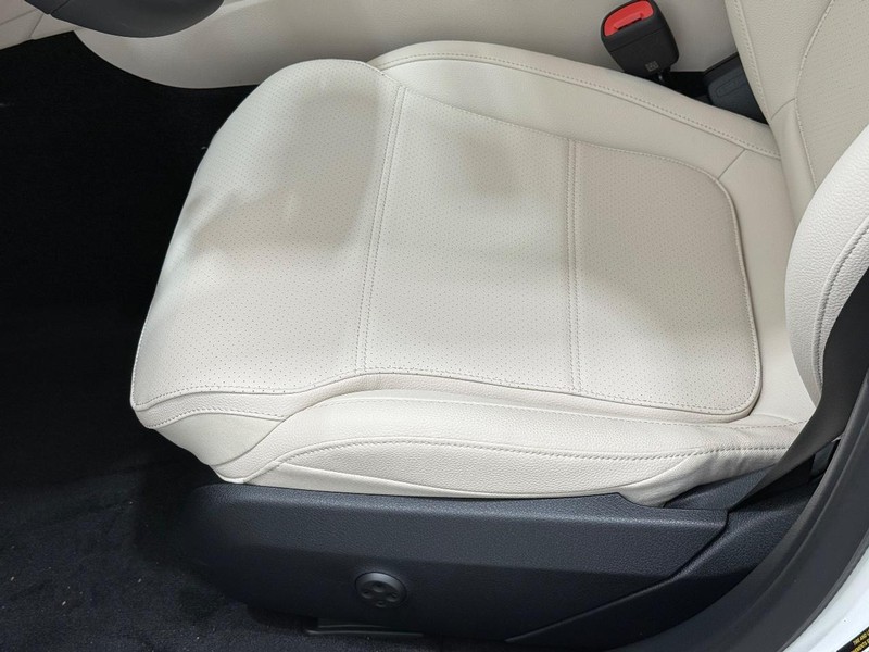 Mercedes-Benz C-Class Vehicle Image 15