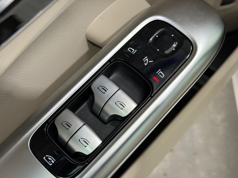 Mercedes-Benz C-Class Vehicle Image 16