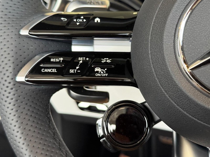 Mercedes-Benz SL Vehicle Image 13