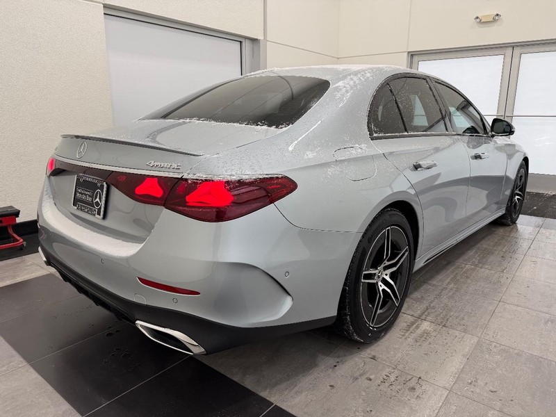 Mercedes-Benz E-Class Vehicle Full-screen Gallery Image 02