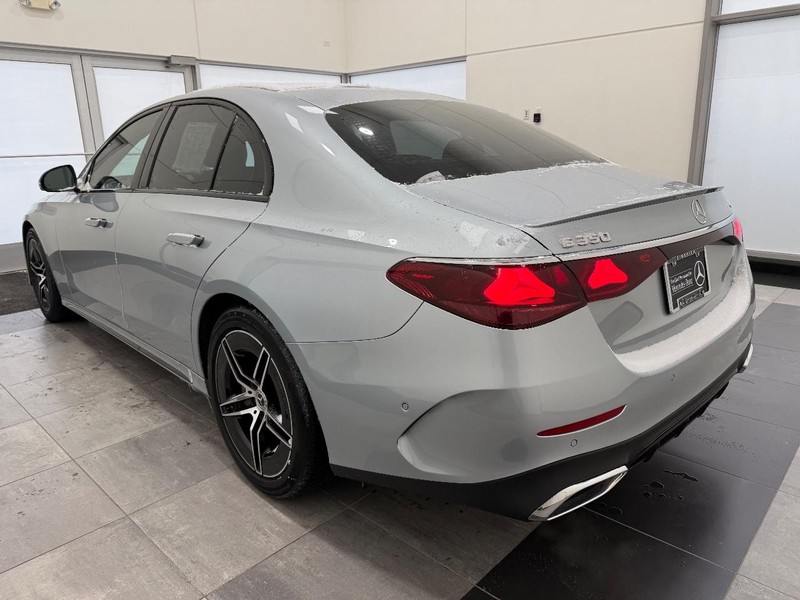 Mercedes-Benz E-Class Vehicle Full-screen Gallery Image 04