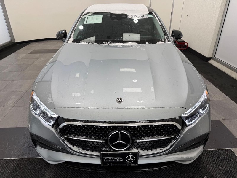 Mercedes-Benz E-Class Vehicle Full-screen Gallery Image 07