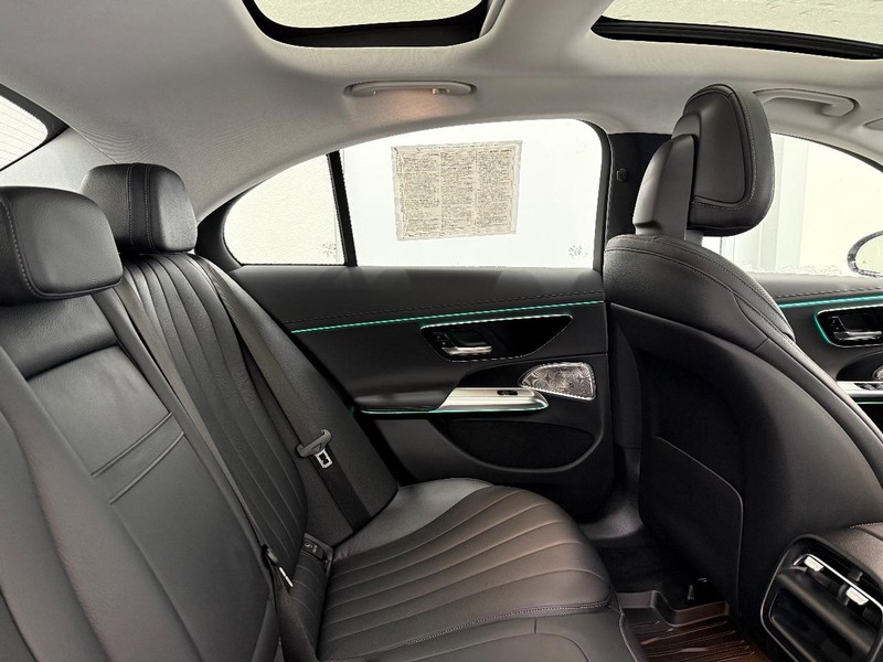 Mercedes-Benz E-Class Vehicle Full-screen Gallery Image 08