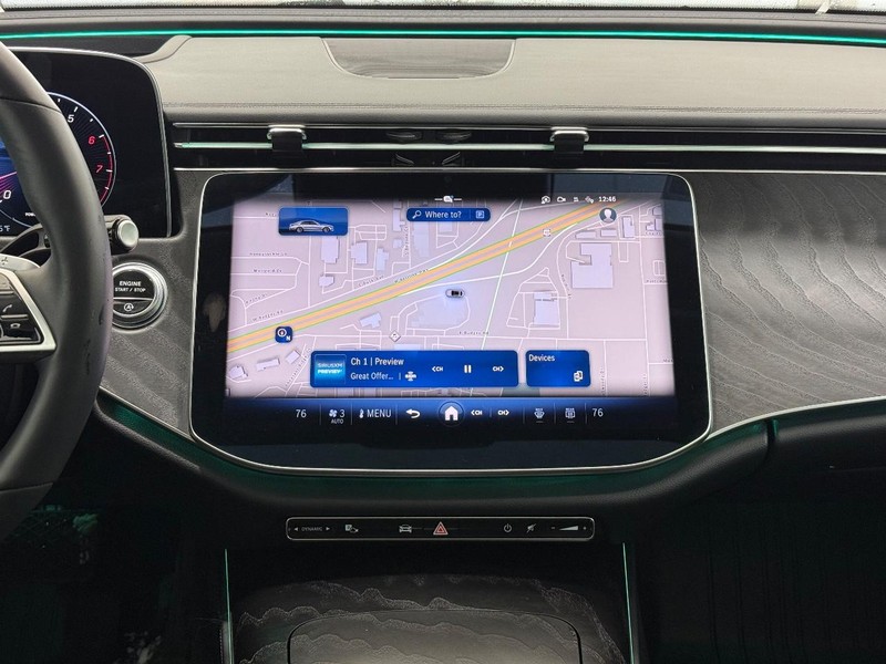 Mercedes-Benz E-Class Vehicle Full-screen Gallery Image 10