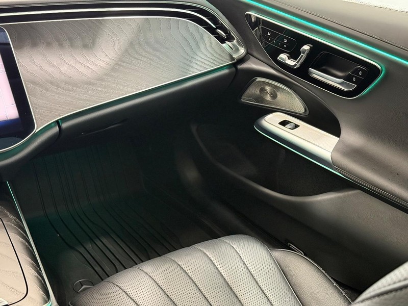 Mercedes-Benz E-Class Vehicle Full-screen Gallery Image 12