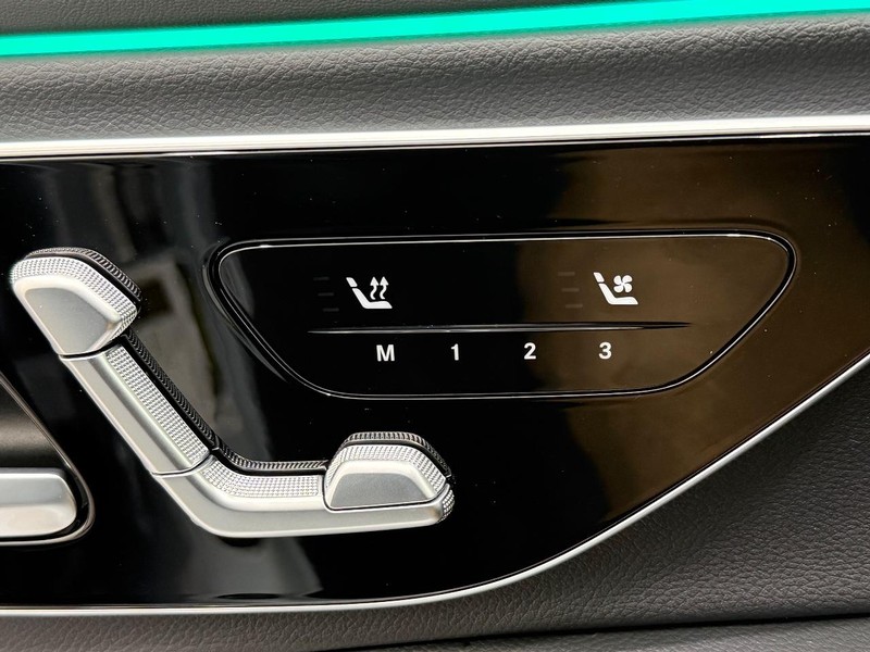 Mercedes-Benz E-Class Vehicle Full-screen Gallery Image 13