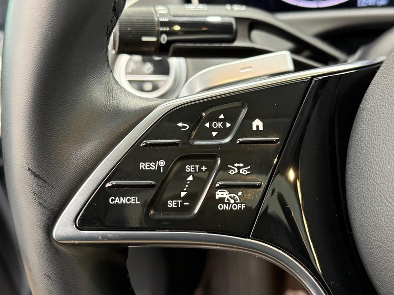 Mercedes-Benz E-Class Vehicle Full-screen Gallery Image 14