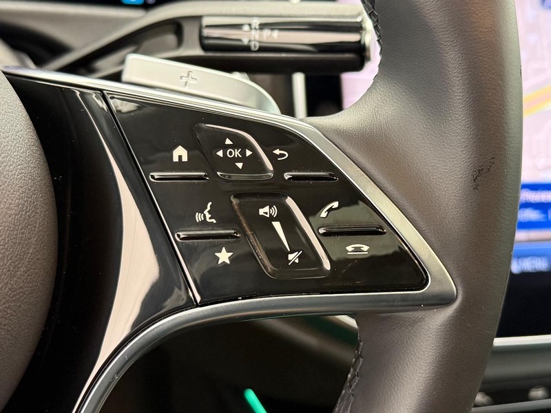 Mercedes-Benz E-Class Vehicle Full-screen Gallery Image 15