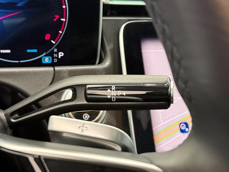 Mercedes-Benz E-Class Vehicle Full-screen Gallery Image 16