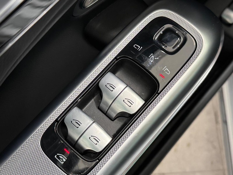 Mercedes-Benz E-Class Vehicle Full-screen Gallery Image 18