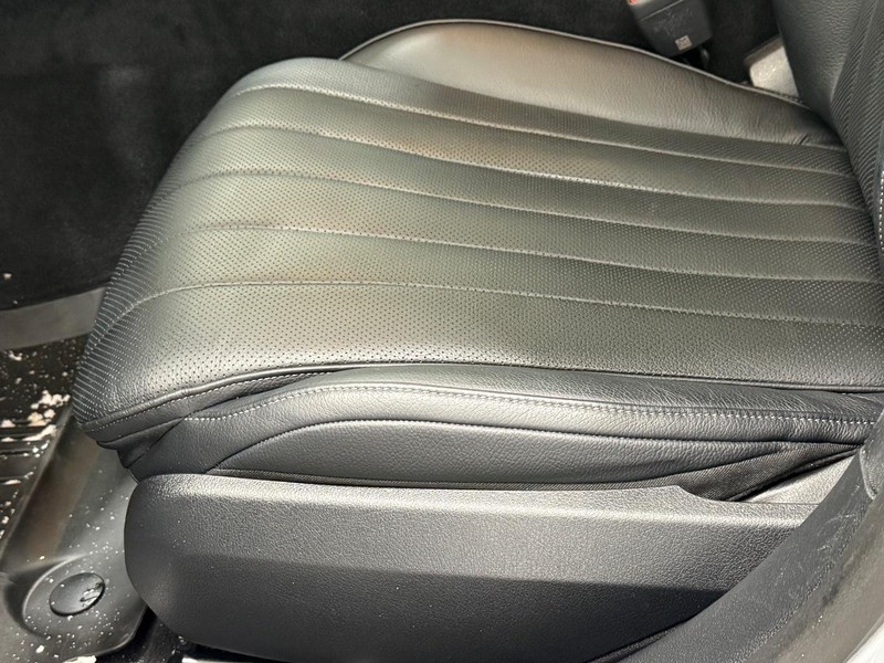 Mercedes-Benz E-Class Vehicle Full-screen Gallery Image 19