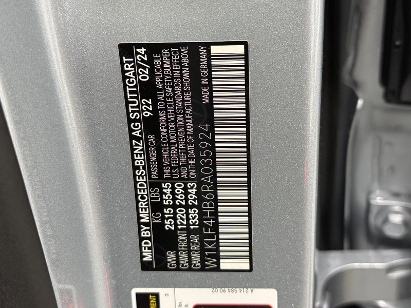 Mercedes-Benz E-Class Vehicle Full-screen Gallery Image 20