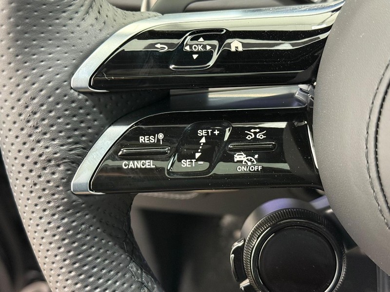 Mercedes-Benz GLE Vehicle Image 11