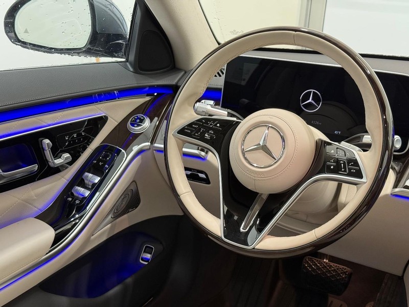 Mercedes-Benz S-Class Vehicle Image 11