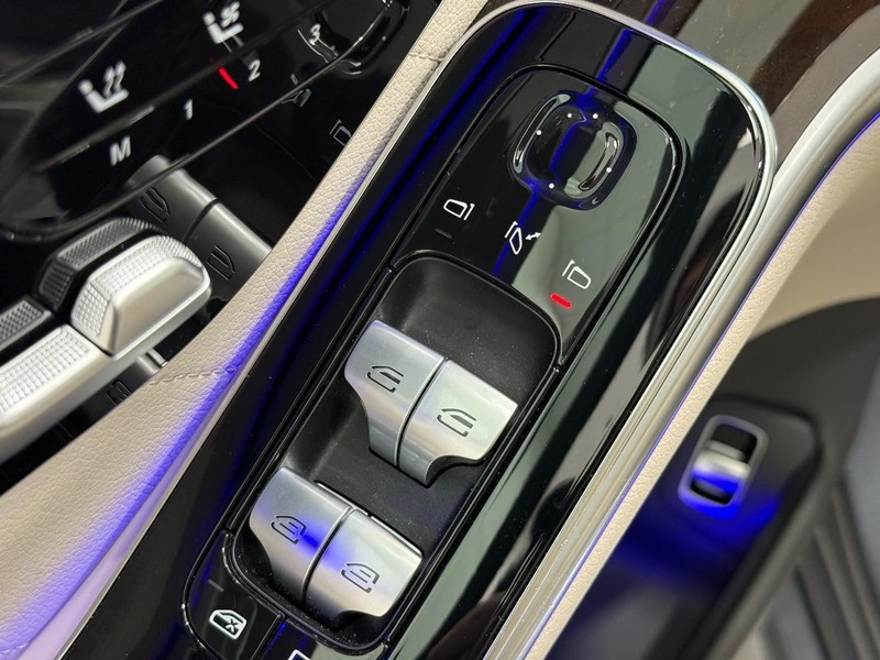 Mercedes-Benz S-Class Vehicle Image 18