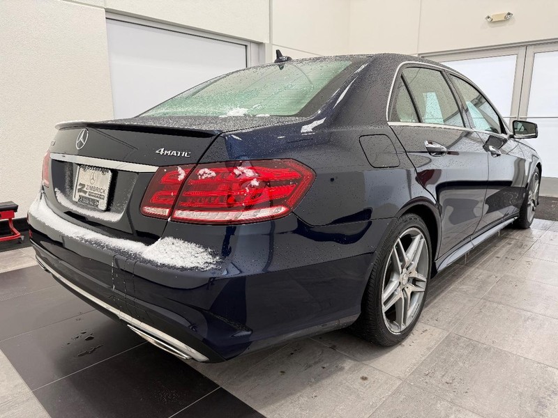 Mercedes-Benz E-Class Vehicle Full-screen Gallery Image 02