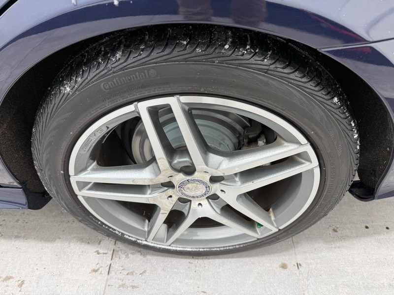 Mercedes-Benz E-Class Vehicle Full-screen Gallery Image 05