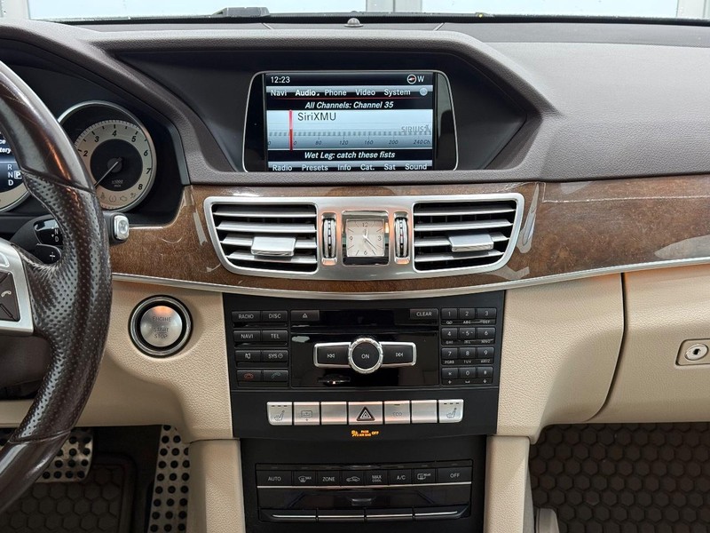 Mercedes-Benz E-Class Vehicle Full-screen Gallery Image 10