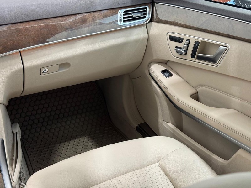 Mercedes-Benz E-Class Vehicle Full-screen Gallery Image 12