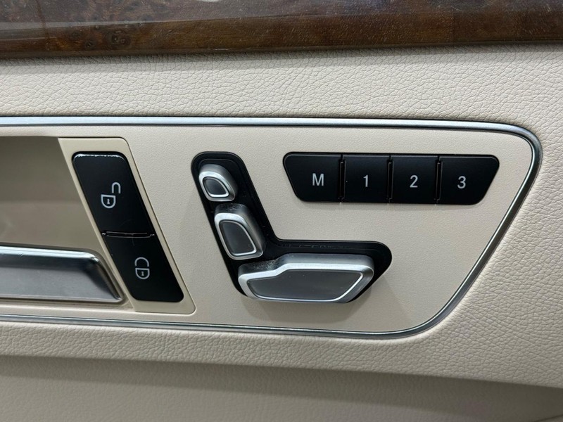 Mercedes-Benz E-Class Vehicle Full-screen Gallery Image 13