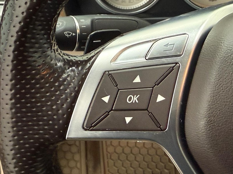 Mercedes-Benz E-Class Vehicle Full-screen Gallery Image 14