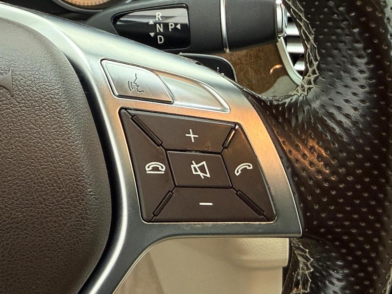 Mercedes-Benz E-Class Vehicle Full-screen Gallery Image 15