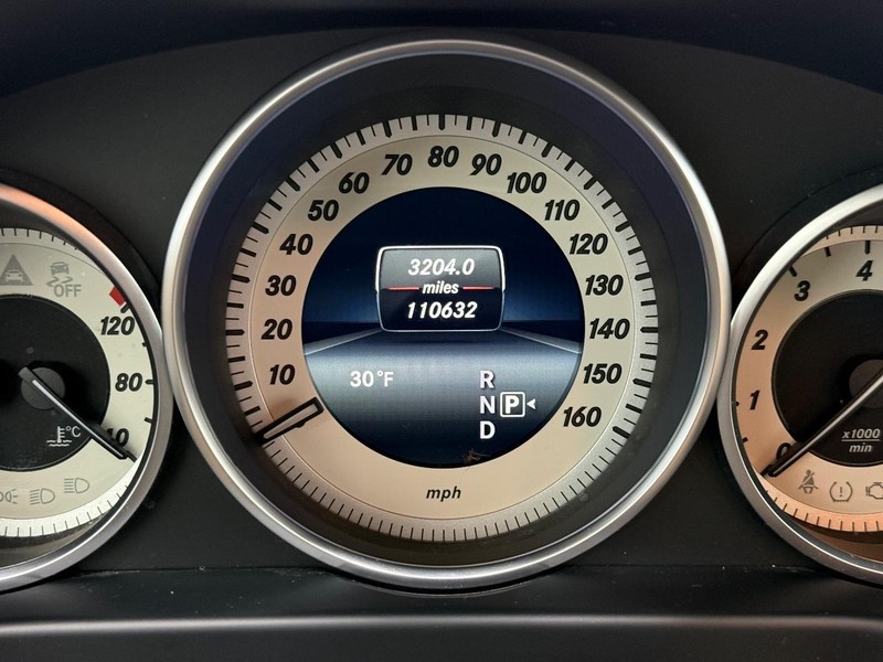 Mercedes-Benz E-Class Vehicle Full-screen Gallery Image 16