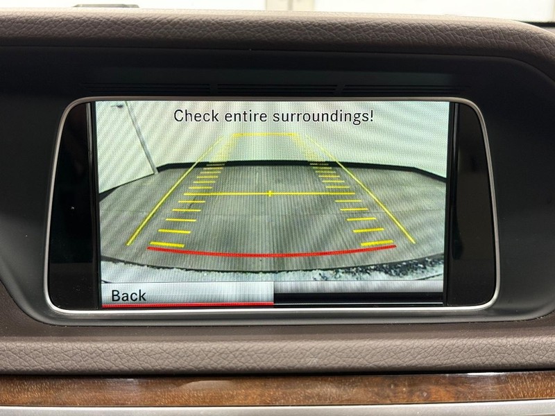 Mercedes-Benz E-Class Vehicle Full-screen Gallery Image 17