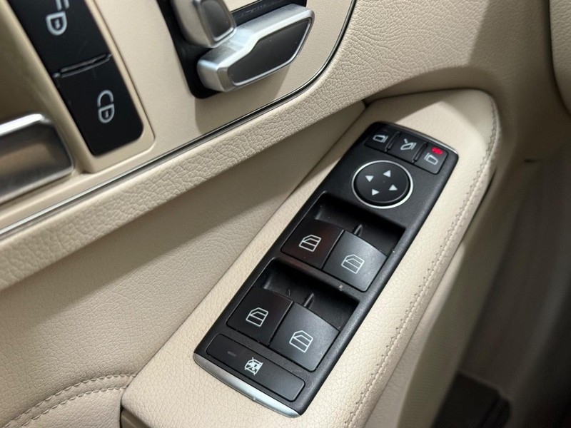 Mercedes-Benz E-Class Vehicle Full-screen Gallery Image 19